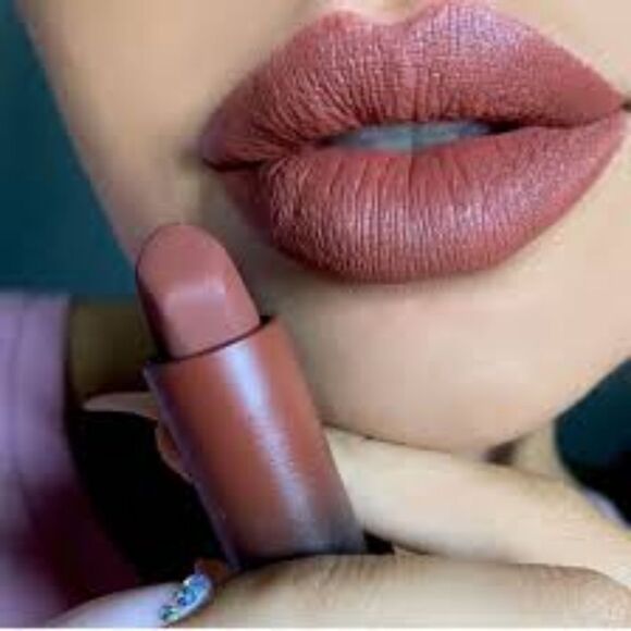 HUDA Beauty Matte Lipstick in Game Night (Rosey Brown) - Picture 3 of 15